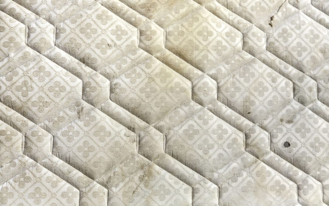 Co się stanie, jeśli nigdy nie pierzesz materaca?