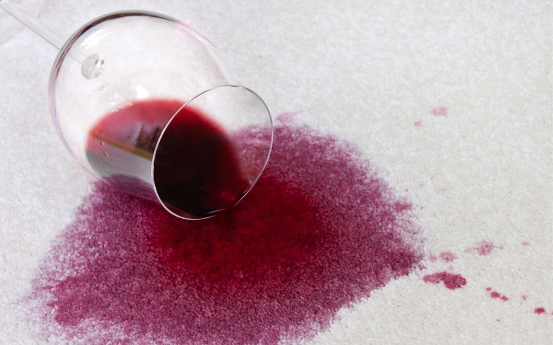 Jak usunąć plamę po winie z tapczanu? Sprawdzone sposoby, które działają