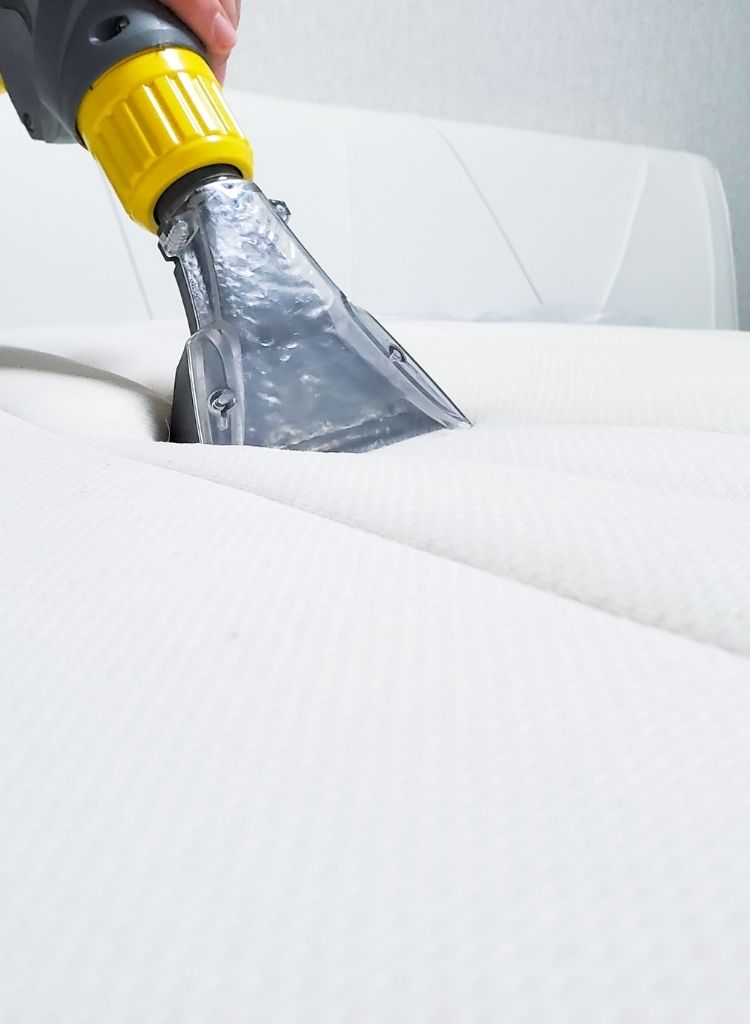 Pranie materaca w czystej sofie