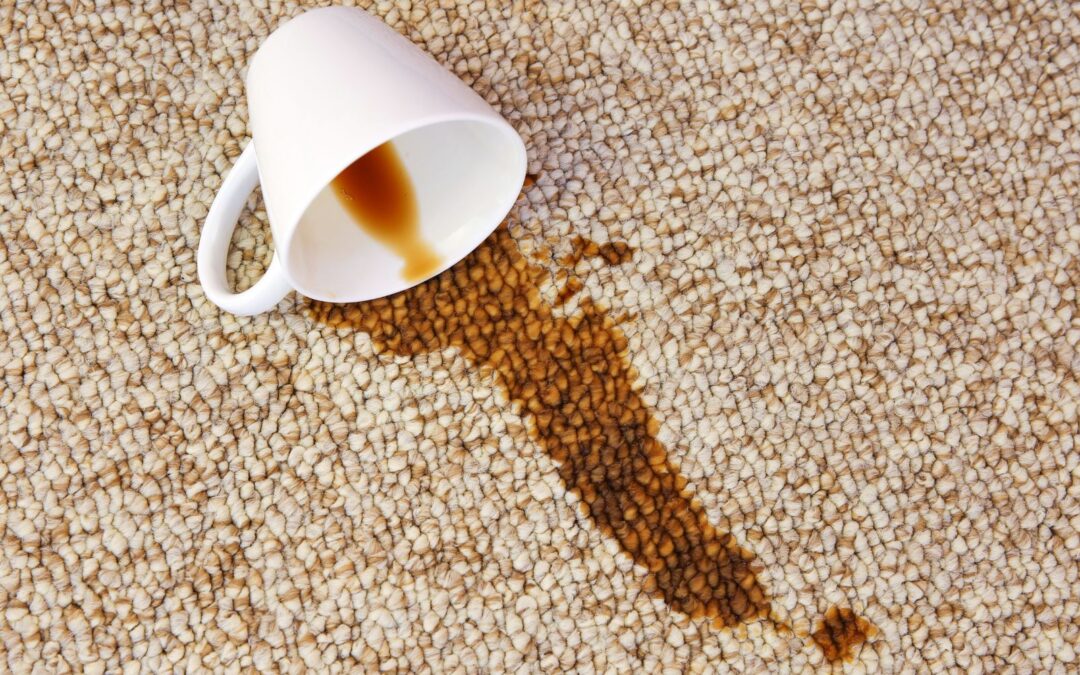 Jak usunąć plamę z kawy z tapczanu? Domowe sposoby i profesjonalne rozwiązania