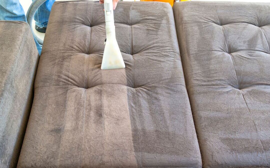 Dlaczego Twoja kanapa szybciej się brudzi latem? Przyczyny i sposoby zapobiegania