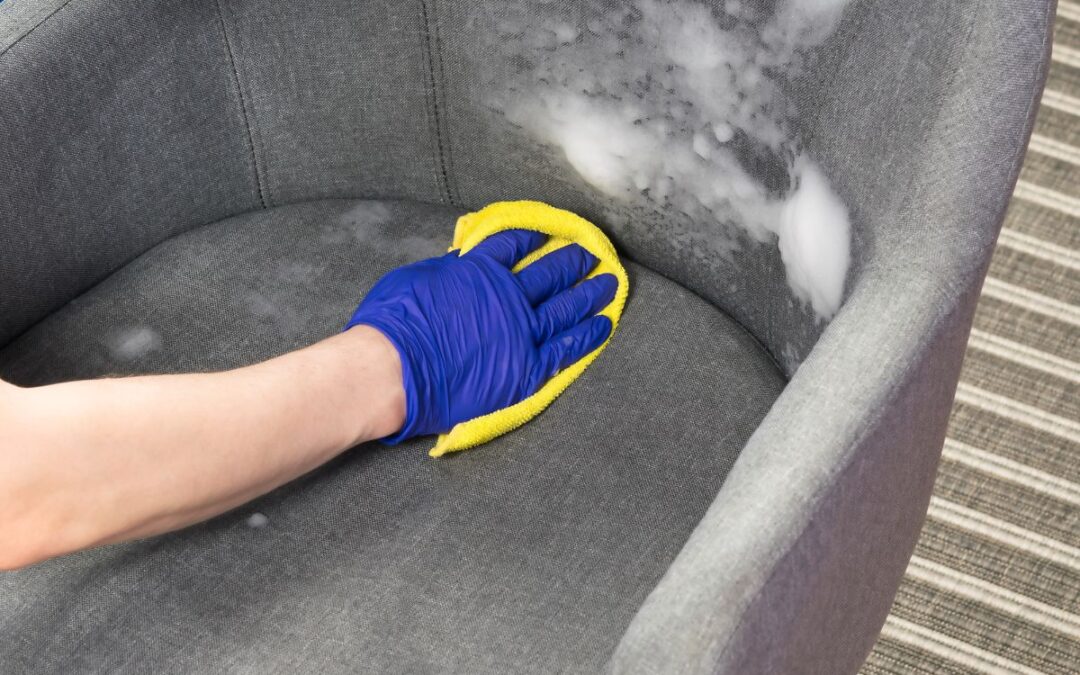 Kiedy warto skorzystać z profesjonalnego czyszczenia materacy i tapicerki? Domowe metody kontra usługi eksperta