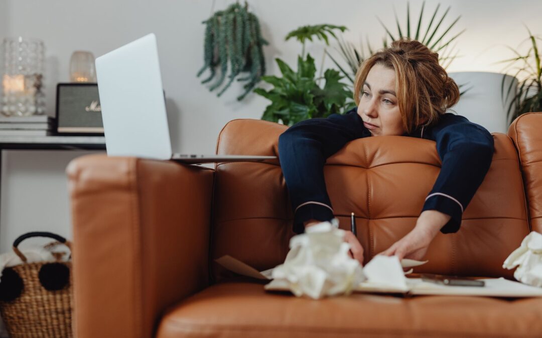 Co niszczy Twoją sofę najszybciej? 7 codziennych błędów, które skracają życie Twoich mebli